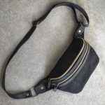 Regalo corporativo Riñonera de lona y cuero Vakapi en D&A confecciones. Indumentaria de trabajo