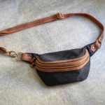 Regalo corporativo Riñonera de lona y cuero Vakapi en D&A confecciones. Indumentaria de trabajo