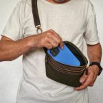 Regalo corporativo Riñonera de lona y cuero Vakapi en D&A confecciones. Indumentaria de trabajo