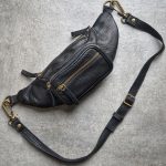 Regalo corporativo Riñonera de cuero Manchester Vakapi en D&A confecciones. Indumentaria de trabajo