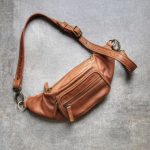 Regalo corporativo Riñonera de cuero Manchester Vakapi en D&A confecciones. Indumentaria de trabajo