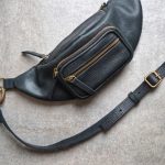 Regalo corporativo Riñonera de cuero Manchester Vakapi en D&A confecciones. Indumentaria de trabajo