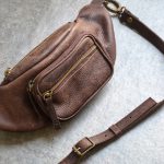 Regalo corporativo Riñonera de cuero Manchester Vakapi en D&A confecciones. Indumentaria de trabajo