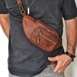 Regalo corporativo Riñonera de cuero Manchester Vakapi en D&A confecciones. Indumentaria de trabajo