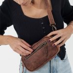 Regalo corporativo Riñonera de cuero Lisboa Vakapi en D&A confecciones. Indumentaria de trabajo