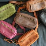 Regalo corporativo Riñonera de cuero Lisboa Vakapi en D&A confecciones. Indumentaria de trabajo