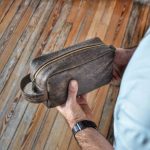 Regalo corporativo Neceser de cuero Vakapi en D&A confecciones. Indumentaria de trabajo