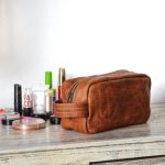 Regalo corporativo Neceser de cuero Vakapi en D&A confecciones. Indumentaria de trabajo