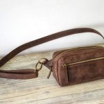 Regalo corporativo Riñonera de cuero Lisboa Vakapi en D&A confecciones. Indumentaria de trabajo