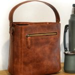 Regalo corporativo Matera Colon tipo canasta de cuero Vakapi en D&A confecciones. Indumentaria de trabajo