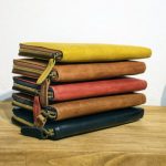 Regalo corporativo Porta pasaporte familiar Vakapi en D&A confecciones. Indumentaria de trabajo