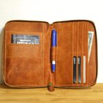 Regalo corporativo Porta pasaporte familiar Vakapi en D&A confecciones. Indumentaria de trabajo