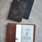 Regalo corporativo Funda Pasaporte Vakapi en D&A confecciones. Indumentaria de trabajo