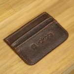 Regalo corporativo Tarjetero Cali Vakapi en D&A confecciones. Indumentaria de trabajo