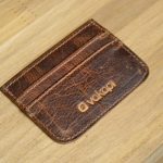 Regalo corporativo Tarjetero Cali Vakapi en D&A confecciones. Indumentaria de trabajo