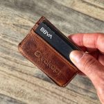 Regalo corporativo Tarjetero Cali Vakapi en D&A confecciones. Indumentaria de trabajo