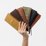 Regalo corporativo Tarjetero Río de cuero Vakapi en D&A confecciones. Indumentaria de trabajo