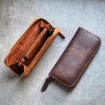 Regalo corporativo Billetera Madrid de cuero Vakapi en D&A confecciones. Indumentaria de trabajo