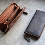 Regalo corporativo Billetera Madrid de cuero Vakapi en D&A confecciones. Indumentaria de trabajo