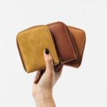 Regalo corporativo Billetera Nápoles de cuero Vakapi en D&A confecciones. Indumentaria de trabajo