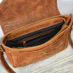 Regalo corporativo Bandolera Milán de cuero Vakapi en D&A confecciones. Indumentaria de trabajo