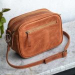 Regalo corporativo Bandolera Roterdam de cuero Vakapi en D&A confecciones. Indumentaria de trabajo