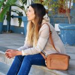 Regalo corporativo Bandolera Roterdam de cuero Vakapi en D&A confecciones. Indumentaria de trabajo