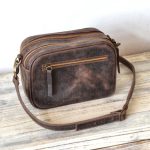 Regalo corporativo Bandolera Roterdam de cuero Vakapi en D&A confecciones. Indumentaria de trabajo