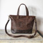 Regalo corporativo Cartera Venecia de cuero Vakapi en D&A confecciones. Indumentaria de trabajo