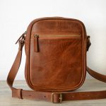 Regalo corporativo Morral de cuero Barcelona Vakapi en D&A confecciones. Indumentaria de trabajo