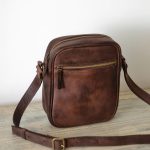 Regalo corporativo Morral de cuero Barcelona Vakapi en D&A confecciones. Indumentaria de trabajo