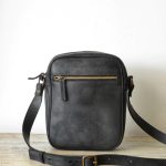 Regalo corporativo Morral de cuero Barcelona Vakapi en D&A confecciones. Indumentaria de trabajo