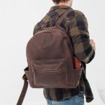 Regalo corporativo Mochila Palermo de cuero unisex Vakapi en D&A confecciones. Indumentaria de trabajo