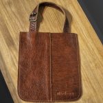 Regalo corporativo lsitas para el auto de cuero Vakapi en D&A confecciones. Indumentaria de trabajo