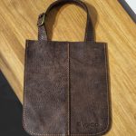 Regalo corporativo Bolsitas para el auto de cuero Vakapi en D&A confecciones. Indumentaria de trabajo