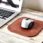 Regalo corporativo Pad mouse de cuero Vakapi en D&A confecciones. Indumentaria de trabajo